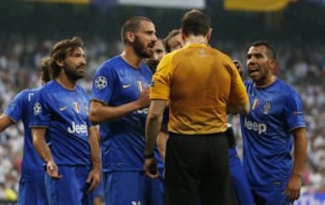 Los jugadores del la Juve protestan el penalti pitado en contra.