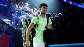 Momento en que Carlos Alcaraz sale a la cancha para un partido de tenis.