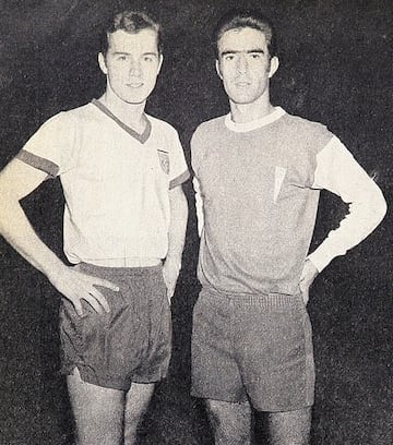 Franz Beckenbauer de Bayern Munich e Ignacio Prieto de Universidad Católica.