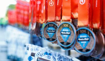 Detalle de las medallas que dieron a los participantes que terminaron la carrera de 10 kilómetros.