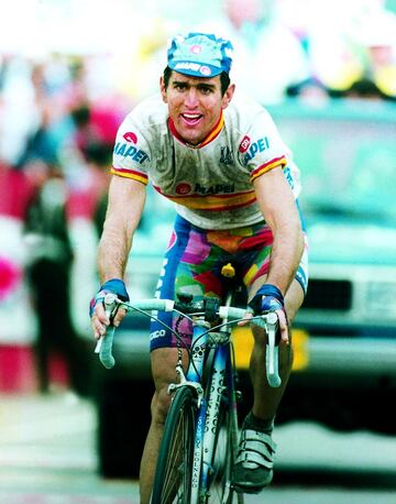 “Yo nunca he abandonado una carrera”, llegó a decir Abraham Olano, ya retirado, durante una de sus participaciones en la Atacama MTB Challenger. Buena muestra de ello fue el oro que conquistó el corredor vasco en los Mundiales de Duitama (Colombia) en 1995, cuando pudo cruzar línea de meta pese a llevar pinchada la rueda trasera de su bicicleta durante el último kilómetro. Por si fuera poco, tuvo que resistir la persecución de dos grandes ciclistas como Pantani y Gianetti, aunque ahí estuvo Indurain para frenarles y redondear un doblete histórico para el ciclismo español.