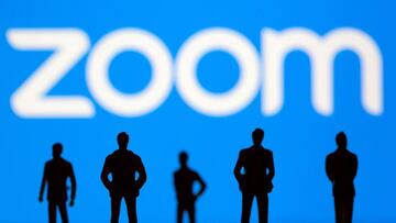 FOTO DE ARCHIVO: Se ven pequeñas figuras de juguete frente al logotipo de Zoom en esta imagen ilustrada tomada el 15 de marzo de 2021.