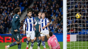 SAN SEBASTIÁN, 09/02/2025.- El centrocampista de la Real Sociedad Brais Méndez (2-i) marca el segundo gol ante el Espanyol, durante el partido de LaLiga de fútbol que Real Sociedad y RCD Espanyol disputan este domingo en el Reale Arena, en San Sebastián. EFE/Javier Etxezarreta