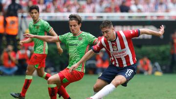 ZAPOPAN, MEXICO - JULY 02: Luis Olivas of Chivas fights for the ball with Carlos Fierro of FC Juarez during the 1st round match between Chivas and FC Juarez as part of Torneo Apertura 2022 Liga MX at Akron Stadium on July 2, 2022 in Zapopan, Mexico. (Photo by Refugio Ruiz/Getty Images)