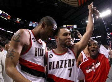 ...de los playoffs de 2011 ante Dallas, que acabaría ganando el anillo. 24 en total en el encuentro y tiro ganador. Portland vibró con el gran duelo de su héroe de por aquel entonces, un hombre capaz de todo pero que cayó presa de las lesiones.