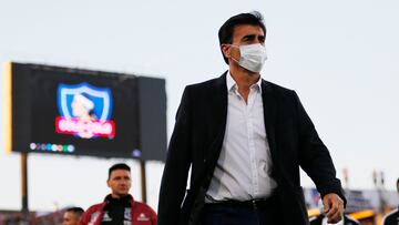 Futbol, Colo Colo vs Cobresal.
Fecha 10, campeonato Nacional 2022.
El entrenador de Colo Colo Gustavo Quinteros dirige durante el partido de primera division contra Cobresal en el estadio Monumental.
Santiago, Chile.
17/04/2022
Marcelo Hernandez/Photosport
Football, Colo Colo vs Cobresal
10th date, 2022 National Championship.
Colo Colo’s head coach Gustavo Quinteros, gestures during the first division match against Cobresal at Monumental stadium.
Santiago, Chile.
17/04/2022
Marcelo Hernandez/Photosport