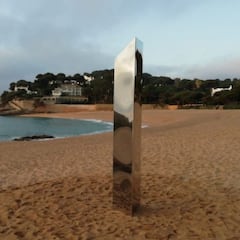 Aparece otro monolito en la Costa Brava