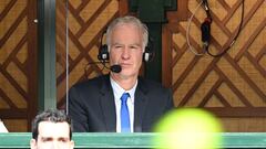 John McEnroe comenta un partido durante el torneo de Wimbledon 2021.