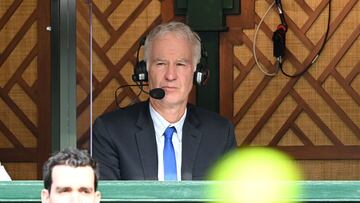 John McEnroe comenta un partido durante el torneo de Wimbledon 2021.