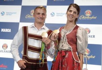 Los deportistas Ruth Beitia y Marcus Walz, oros olímpicos en Río 2016, han sido hoy los padrinos en la inauguración de la Paulaner Oktoberfest que vuelve por tercer año a Madrid.