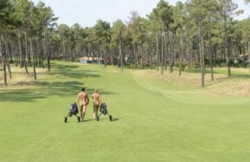 Este campo de golf está situado al suroeste del país galo, cerca de Burdeos. El gran atractivo está en poder disfrutar de tu deporte favorito practicando nudismo en plena naturaleza.