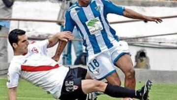 <b>PARTIDO PELEADO. </b>El joven centralñ Yedra intenta cortar con fe una eléctrica galopada del velocísimo portugués Eliseu.