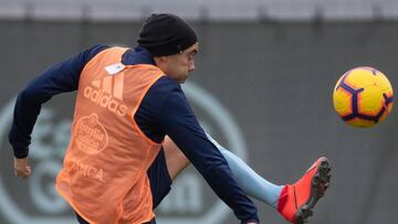 Iago Aspas golpea el bal&oacute;n durante un entrenamiento del Celta en las instalaciones de A Madroa.