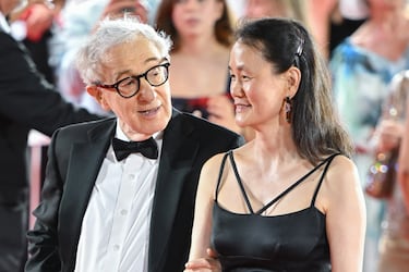 Woody Allen y Soon-Yi Previn están casados desde el 22 de diciembre de 1997. Su relación ha sido una de las más controvertidas de Hollywood debido a su diferencia de edad de 35 años. Su relación sentimental comenzó en 1992, cuando Soon-Yi tenía 21 años y Woody 56. El romance salió a la luz cuando Mia Farrow encontró fotografías íntimas de Soon-Yi en el apartamento del director, lo que provocó una ruptura mediática y legal inmediata.