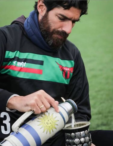 ‘Loco’ Abreu estrena mate con los 29 escudos que ha defendido