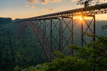 Este puente de arco construido de acero tiene 924 metros de longitud sobre el río Nuevo, situado en las montañas Apalaches, cerca del condado de Fayette. El puente forma parte de la denominada Ruta 19 de Estados Unidos, que conecta el golfo de México con el lago Erie.