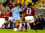 Alexander Mostovoi encara a Alessandro Nesta durante el partido entre el Celta y el Milán en la Liga de Campeones 2003-2004.