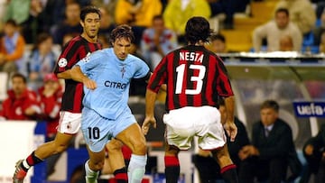Alexander Mostovoi encara a Alessandro Nesta durante el partido entre el Celta y el Milán en la Liga de Campeones 2003-2004.