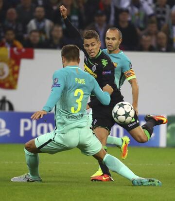 Piqué blocks the ball with his arm