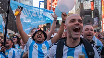 AME428. NUEVA YORK (ESTADOS UNIDOS), 08/07/2024.- Aficionados de la selección argentina de fútbol animan al equipo durante un 'banderazo' en la plaza de Times Square, este lunes en Nueva York (Estados Unidos). Los aficionados argentinos volvieron a tomar hoy la icónica plaza de Times Square, en el corazón comercial de Nueva York, para jalear a su selección que mañana se medirá con la de Canadá en el estadio Metlife, en la vecina Nueva Jersey. EFE/ Angel Colmenares