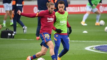 Barcelona's Spanish defender Oscar Mingueza (L) and Barcelona's US defender Sergino Dest warm up before the Spanish league football match between FC Barcelona and Valencia CF at the Camp Nou stadium in Barcelona on December 19, 2020. (Photo by L