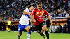 Futbol, Universidad Catolica vs Union Espanola.
Fecha 2, campeonato Nacional 2022.
El jugador de Universidad Catolica Gonzalo Tapia, izquierda, disputa el balon con Bastian Yanez de Union Espanola durante el partido de primera division realizado en el estadio San Carlos de Apoquindo de Santiago, Chile.
13/02/2022
Felipe Zanca/Photosport

Football, Universidad Catolica vs Union Espanola.
First date, 2022 National Championship.
Universidad Catolica player Gonzalo Tapia, left, vies for the ball with Bastian Yanez of Union Espanola during the first division match held at the San Carlos de Apoquindo stadium in Santiago, Chile.
13/02/2022
Felipe Zanca/Photosport