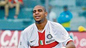 <b>POR LOS SUELOS. </b>Adriano está pasando un mal momento en el Inter y se marcha a su país, Brasil.