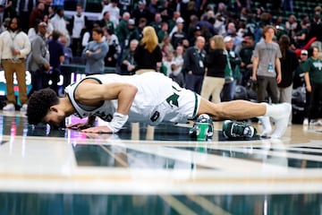 Malik Hall, alero de Michigan State, besa el escudo de los Spartans (Espartanos) tras la victoria contra los Northwestern Wildcats (53-49). Fue su ¨²ltimo partido en el Breslin Center, la que ha sido su casa durante las ¨²ltimas cinco temporadas, el ciclo universitario para un jugador en EE UU que padeci¨® la pandemia (normalmente son cuatro).