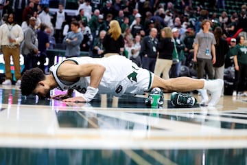 Malik Hall, alero de Michigan State, besa el escudo de los Spartans (Espartanos) tras la victoria contra los Northwestern Wildcats (53-49). Fue su último partido en el Breslin Center, la que ha sido su casa durante las últimas cinco temporadas, el ciclo universitario para un jugador en EE UU que padeció la pandemia (normalmente son cuatro). 