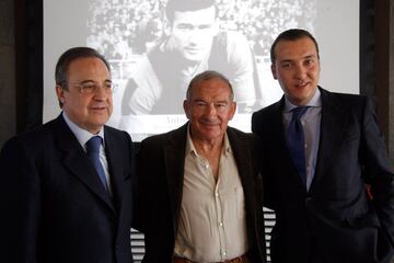 Florentino Pérez y Quico Catalán, presidentes del Real Madrid y Levante, en el homenaje que los dos clubes rindieron a Antonio Calpe en 2011.