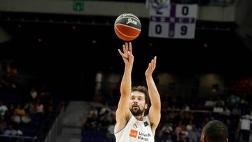 GRAF092. MADRID, 06/05/2018.- EL base del Real Madrid, Sergio Llull (c), intenta hacer una canasta ante la presencia de los jugadores del Delteco GBC, el pívot nigeriano Danny Agbelese y el base canadiense Kenny Chery, durante el partido correspond