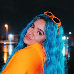 Karol G cae en tarima y muestra los moretones en su cuerpo