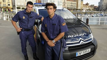 Saúl Cravioto y Carlos Pérez 'Perucho', con sus trajes de Policía en una imagen de archivo.