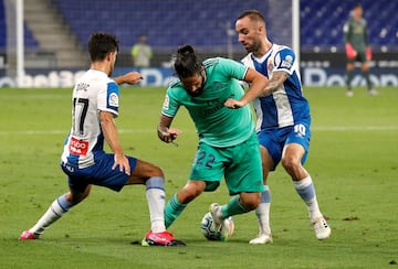 Isco entre Didac y Sergi Darder.