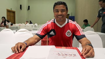 Llegó en el 94 al Rebaño Sagrado, pero tardó dos años para hacerse con la titularidad, misma que no pudo mantener y tres años después se marchó al Morelia. 