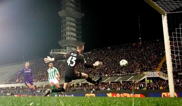 2-2. Balón largo que baja al césped Aitor Ruibal, abre al espacio para Antony y el brasileño asiste a Abde en el segundo palo y anota a placer el tanto del empate. Imposible para David de Gea.