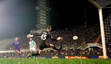 2-2. Balón largo que baja al césped Aitor Ruibal, abre al espacio para Antony y el brasileño asiste a Abde en el segundo palo y anota a placer el tanto del empate. Imposible para David de Gea.