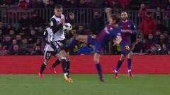 Sergi Roberto, entrando violentamente a Pereira.