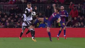 Sergi Roberto, entrando violentamente a Pereira.