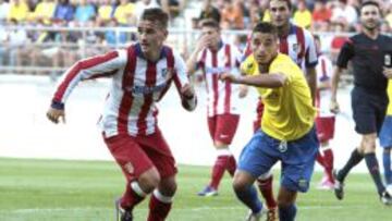 GRA178 CÁDIZ, 15/08/2014.- El jugador frnacés del Atlético de Madrid Antoine Griezmann (izda), lucha por el balón con el cadista Tomás Sánchez en el partido de la primera semifinal del LX Trofeo Carranza en Cádiz que enfrenta al Cádiz C. F. y al Club Atlético de Madrid. EFE/Román Ríos