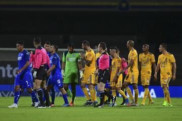 Cruz Azul y Tigres se olvidaron de la sana distancia en la 'Copa por México'