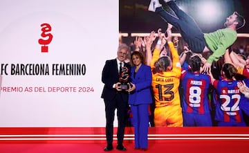 Premio As del Deporte 204 al FC Barcelona femenino. Xavier Puig i Hernández, directivo responsable del fútbol femenino, recibe el trofeo de manos de Beatriz Álvarez, presidenta de Liga F.