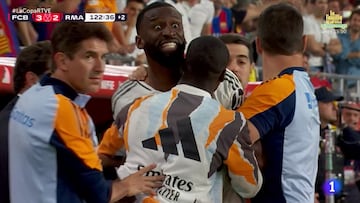 Rüdiger, siendo apartado por varios miembros del cuerpo técnico del Madrid tras su expulsión en la final de La Cartuja.