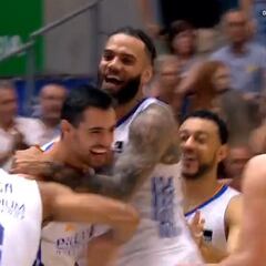 Locura total de Abalde para ganar: vean su canasta sobre la bocina impredecible