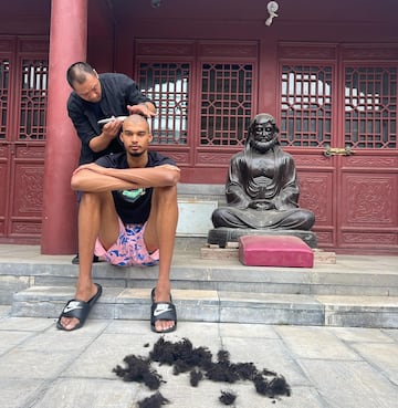 El franc¨¦s aparece con la cabeza afeitada por un maestro Shaolin en lo que supone el inicio del retiro espiritual que vivir¨¢ dentro del templo