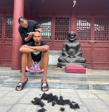 El francés aparece con la cabeza afeitada por un maestro Shaolin en lo que supone el inicio del retiro espiritual que vivirá dentro del templo