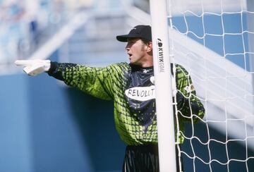 El histórico italiano Zenga estuvo dos años con New England, de 1997 a 1999, disputó 18 partidos. Con Italia fue internacional en 58 duelos.