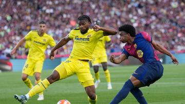 BARCELONA, 18/05/2025.- El defensa del Barcelona Alex Balde (d) controla el balón ante Willy Kambwala, del Villarreal, durante el encuentro de la jornada 37 de LaLiga entre FC Barcelona y Villarreal CF disputado este domingo en el Estadio Olímpico de Montjuic. EFE/ Enric Fontcuberta