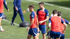 Saúl y Marcos Llorente en un momento del entrenamiento del Atlético.