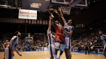 Jordan Sakho trata de anotar ante la defensa del Obradoiro.